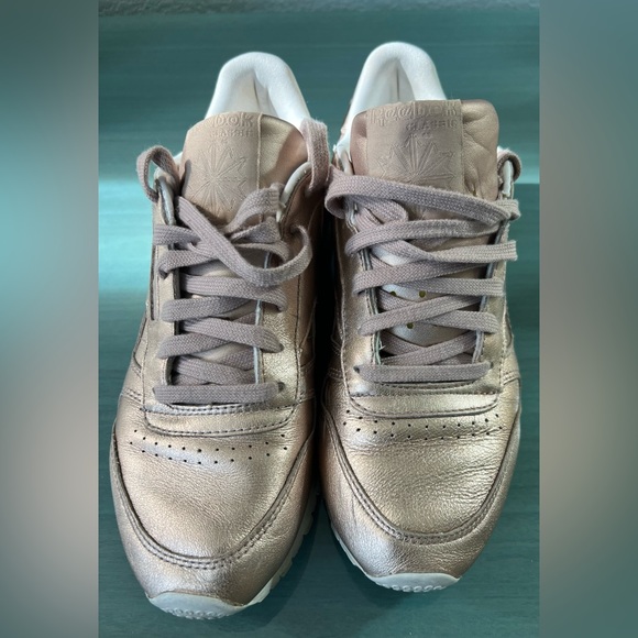 Reebok Classic Leather Melted Metal
Pearl/Rose Gold Metallic Sneakers - Picture 3 of 15